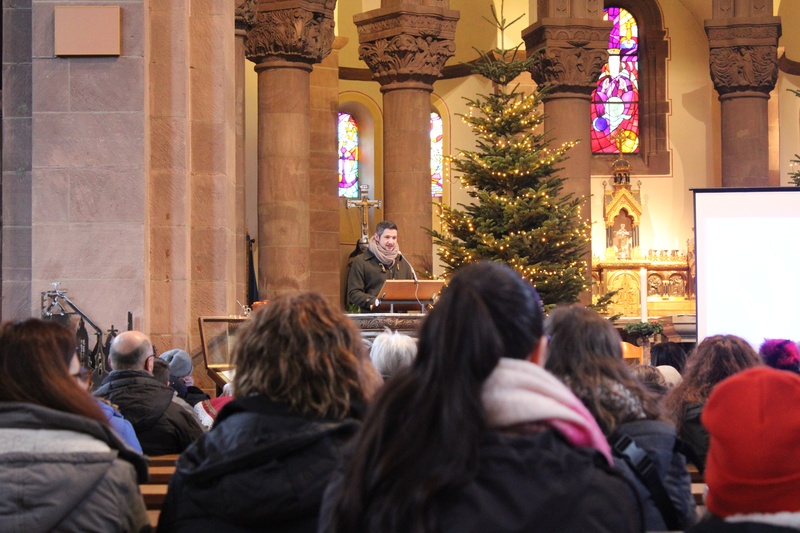 Benedikt Welter in gelber Warnweste, er begleitet die Sternsinger von der Kirche zum Mittagsprogramm