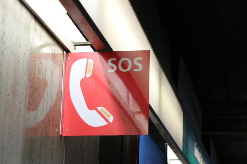 SOS Schild an einer Wand