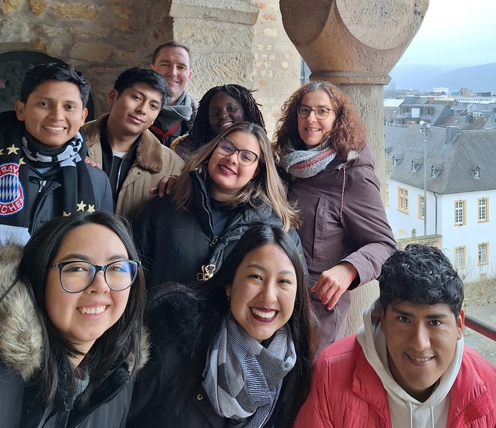 Gruppenfoto mit den ausländischen Freiwilligen auf der Galerie des Treier Doms