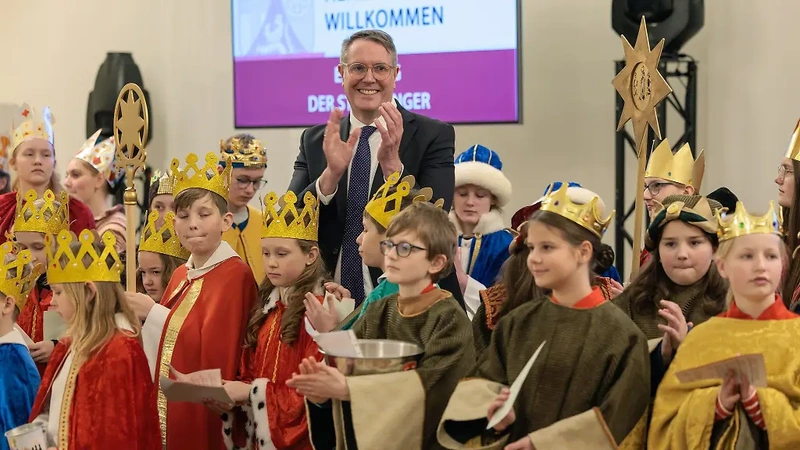Gruppenbild der Sterninger*innen mit Ministerpräsidentin Anke Rehlinger