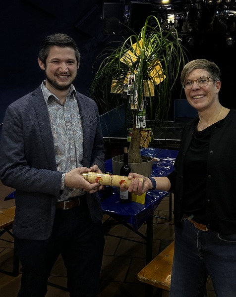 Kerstin Knopp übergibt symbolisch einen Staffelstab an Benedikt Welter