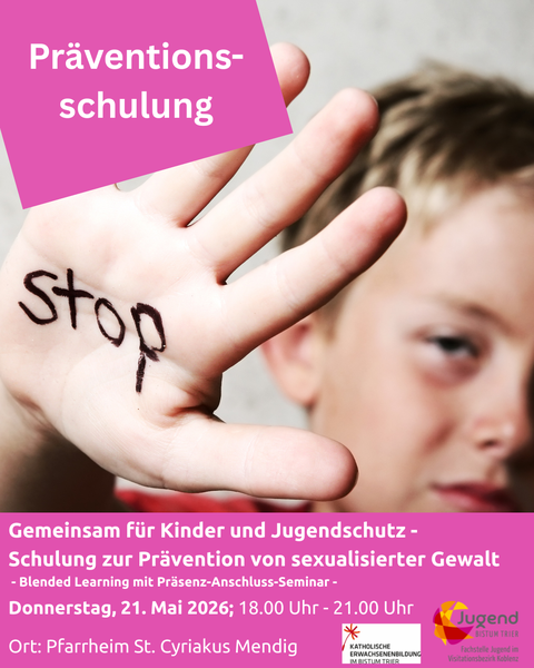 Junge schaut in die Kamera und zeigt seine Hand, auf der STOP steht