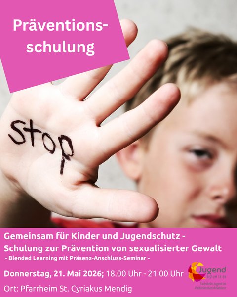 Junge schaut in die Kamera und zeigt seine Hand, auf der STOP steht