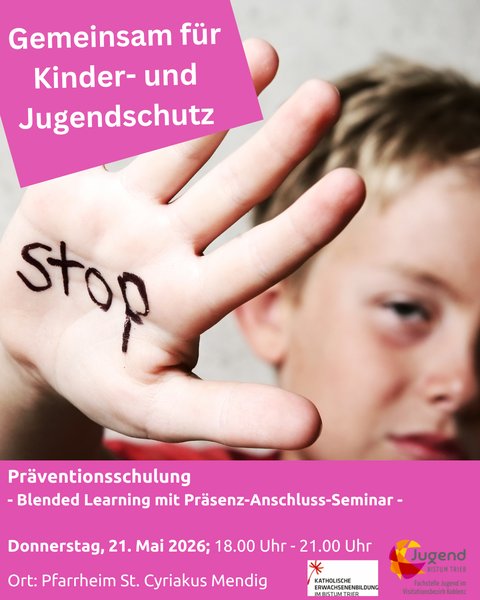 Junge schaut in die Kamera und zeigt seine Hand, auf der STOP steht