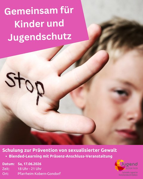 Junge schaut in die Kamera und zeigt seine Hand, auf der STOP steht