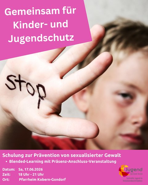 Junge schaut in die Kamera und zeigt seine Hand, auf der STOP steht