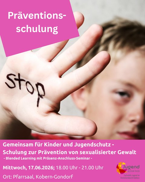 Junge schaut in die Kamera und zeigt seine Hand, auf der STOP steht