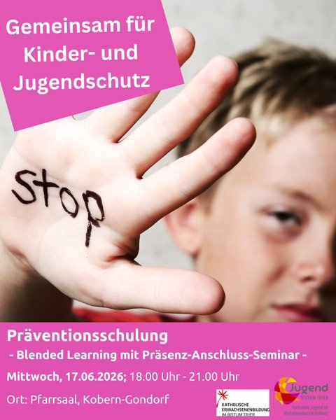 Junge schaut in die Kamera und zeigt seine Hand, auf der STOP steht