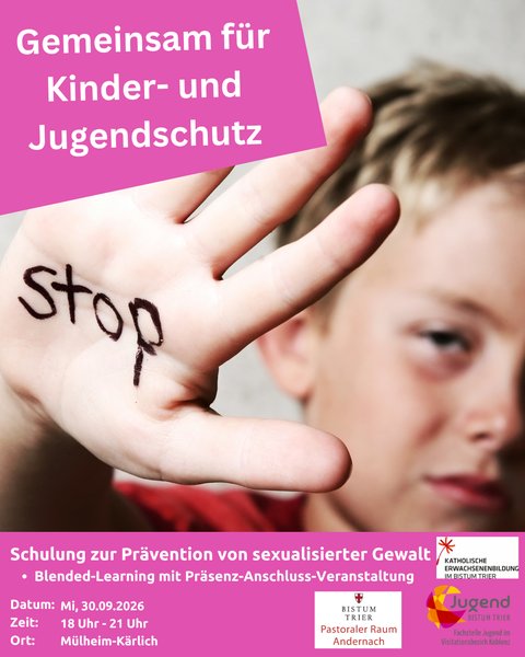 Junge schaut in die Kamera und zeigt seine Hand, auf der STOP steht