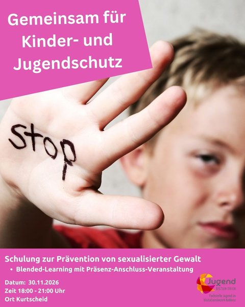 Junge schaut in die Kamera und zeigt seine Hand, auf der STOP steht