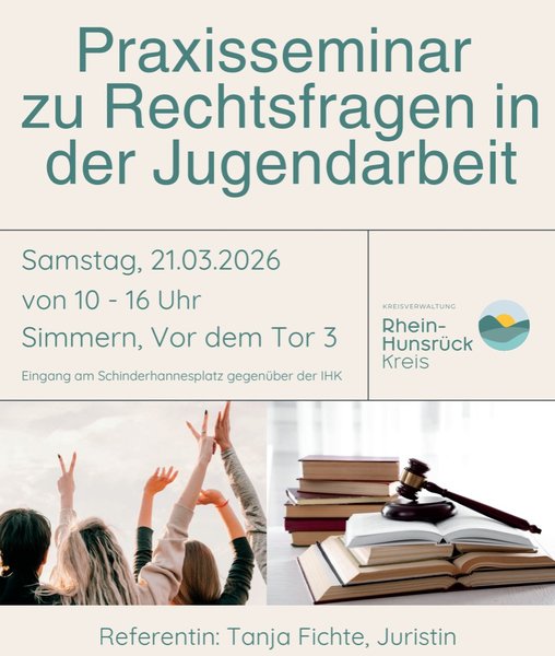 Personen, die die Hände hoch strecken, sind von hinten zu sehen. Auf einem Stapel Bücher liegt ein Hammer.