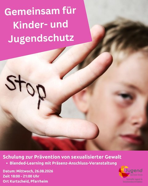 Junge schaut in die Kamera und zeigt seine Hand, auf der STOP steht