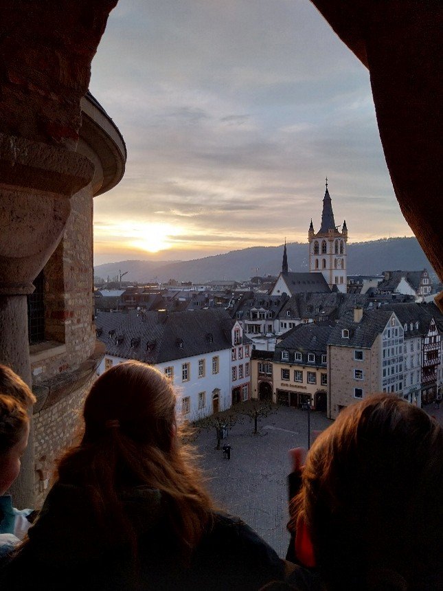 Jugendliche schauen vom Dom auf den Domfreihof