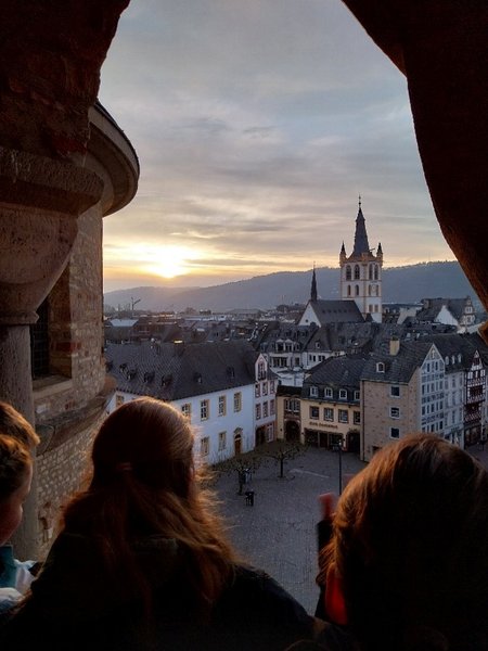 Jugendliche schauen vom Dom auf den Domfreihof