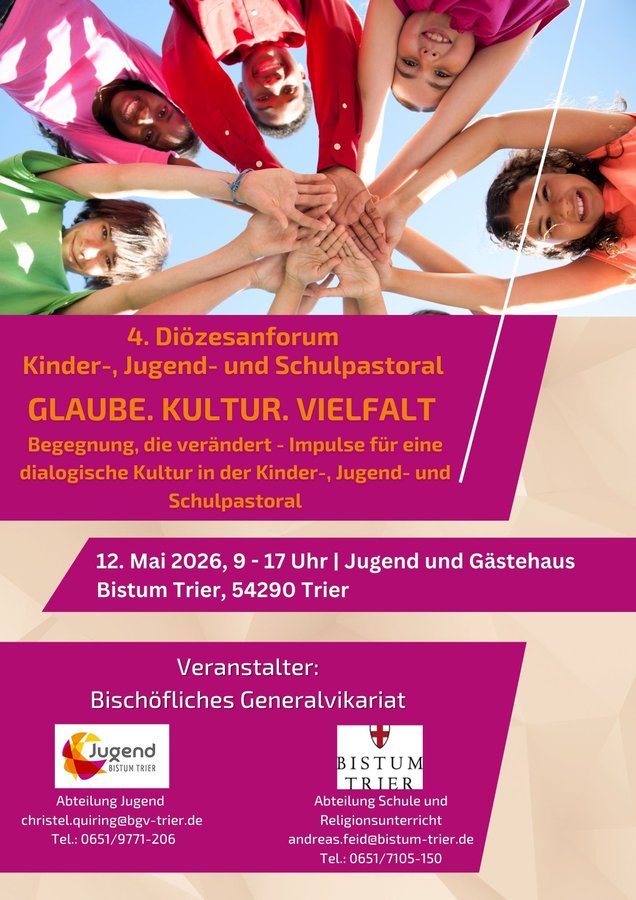 Fünf junge Menschen stehen fröhlich im Kreis, strecken ihre Hände in die Mitte und werden von unten fotografiert.