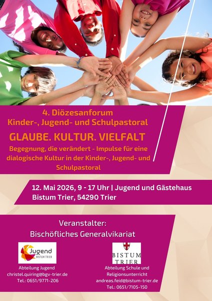 Fünf junge Menschen stehen fröhlich im Kreis, strecken ihre Hände in die Mitte und werden von unten fotografiert.