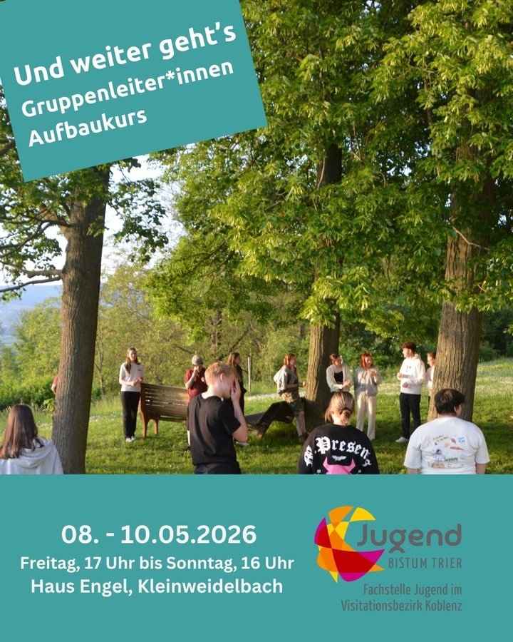 Jugendliche stehen im Kreis auf einer Wiese mit Bäumen