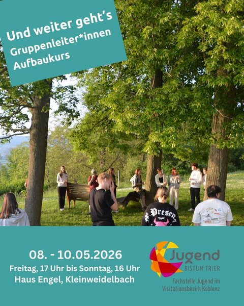 Jugendliche stehen im Kreis auf einer Wiese mit Bäumen