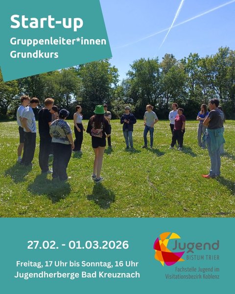 Jugendliche stehen im Kreis auf einer Wiese