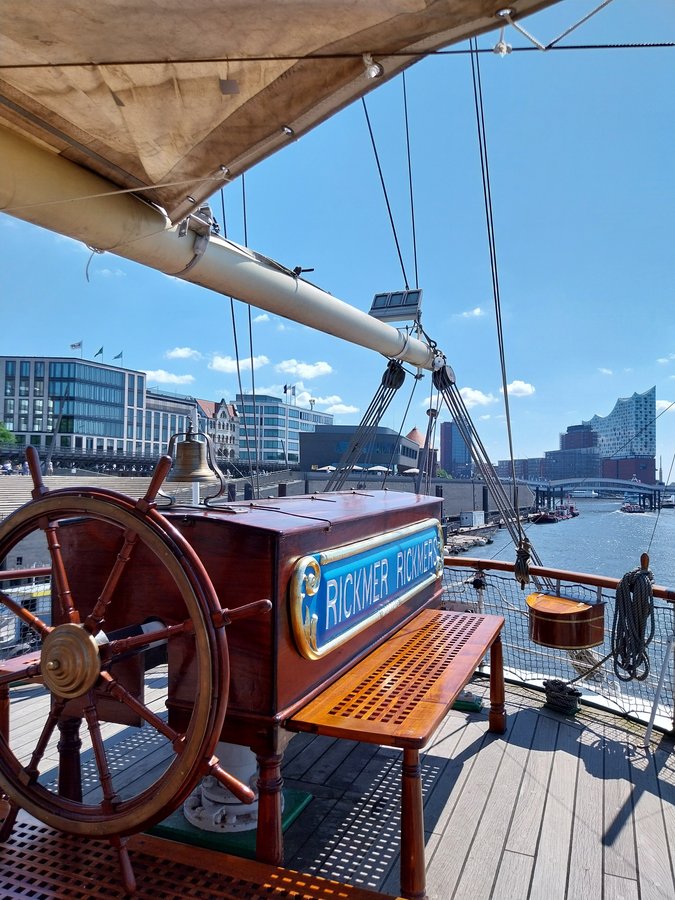 Blick von einem Boot auf die Elbphilharmonie