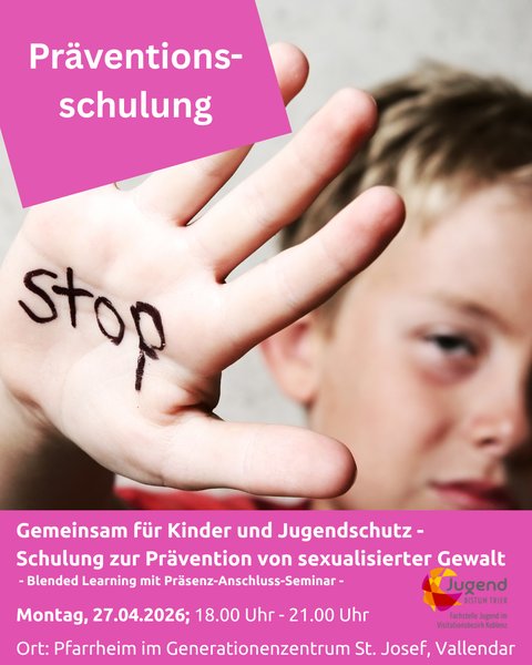 Junge schaut in die Kamera und zeigt seine Hand, auf der STOP steht