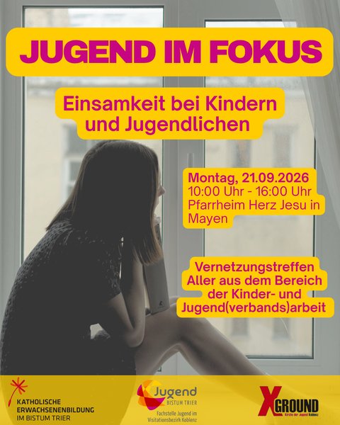 Eine Frau sitzt seitlich am Fenster, ihr Gesicht ist durch die Haare verdeckt.