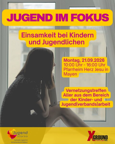 Eine Frau sitzt seitlich am Fenster, ihr Gesicht ist durch die Haare verdeckt.