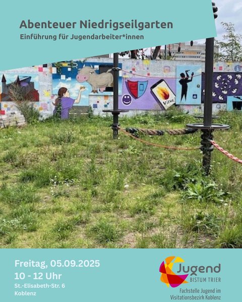 ein Niedrigseilgarten, Wiese, im Hintergrund an der Mauer Graffitti