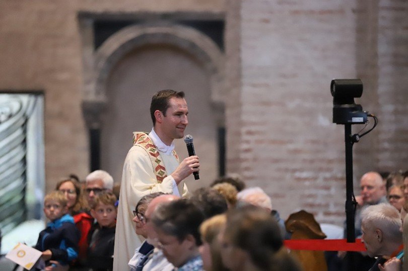 Jugendpfarrer Peter Zillgen während der Predigt im Jugendgottesdienst