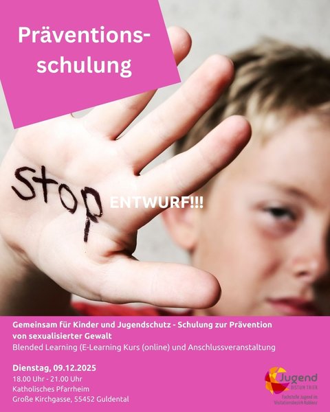 Kind hält offene Handfläche hoch, auf der Handfläche steht STOP