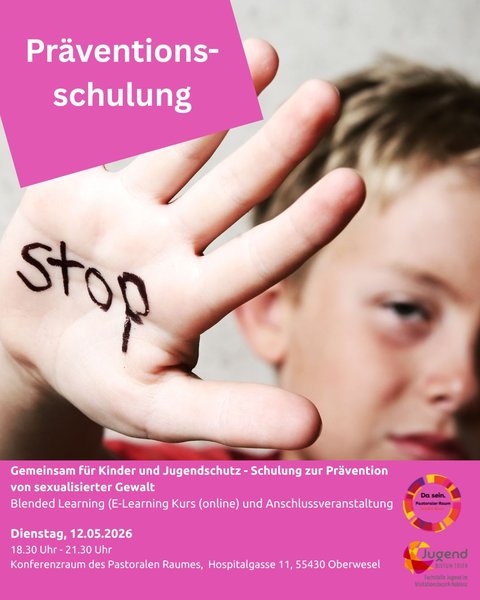 Junge schaut in die Kamera und zeigt seine Hand, auf der STOP steht