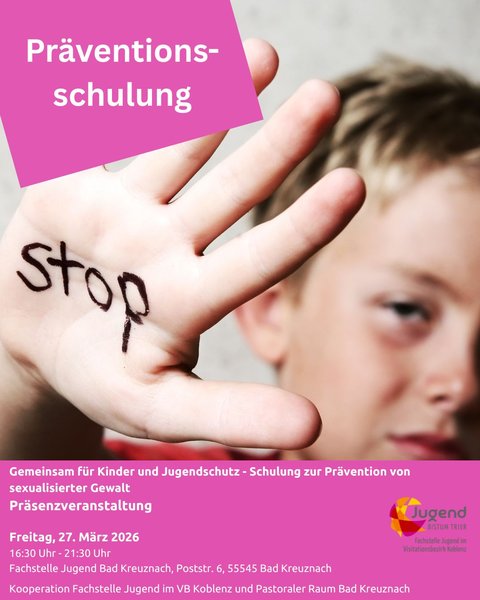 Junge schaut in die Kamera und zeigt seine Hand, auf der STOP steht