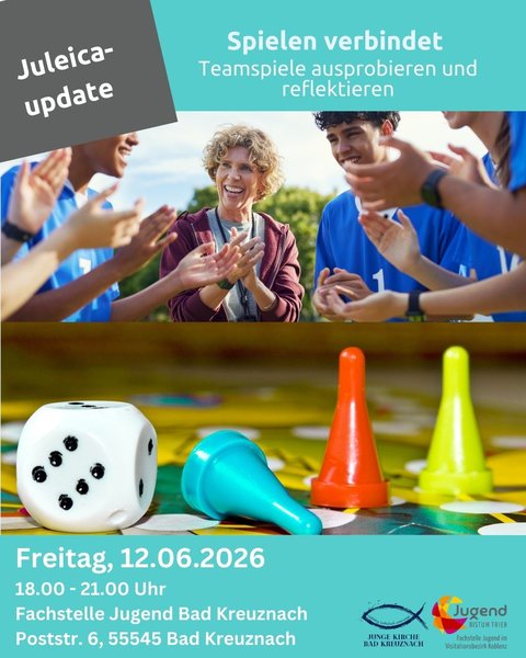 Erwachsene und Jugendliche stehen im Kreis, lachen und klatschen in die Hände. Ein Spielbrett mit Würfel und Spielfiguren.