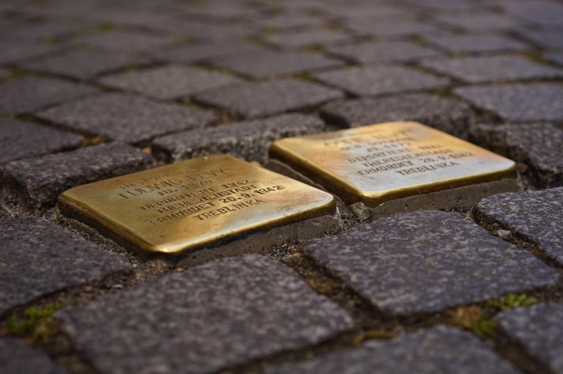 Gepflasterter Boden mit zwei Stolpersteinen.