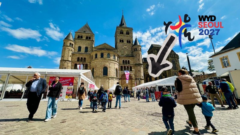 Zwei große weiße Zelte, in einem findet der Infostand zum Weltjugendtag statt.