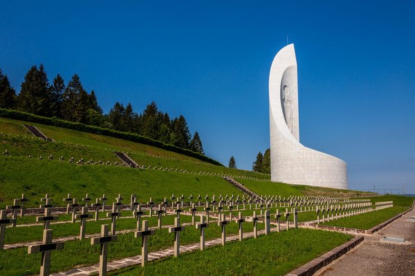 Titelbild zur Veranstaltung Deine Anne - Tagesfahrt zum ehemaligen KZ Natzweiler-Struthof im Elsass