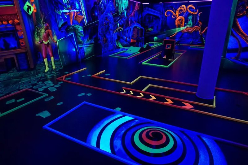 Schwarzlichtminigolfanlage in Mainz