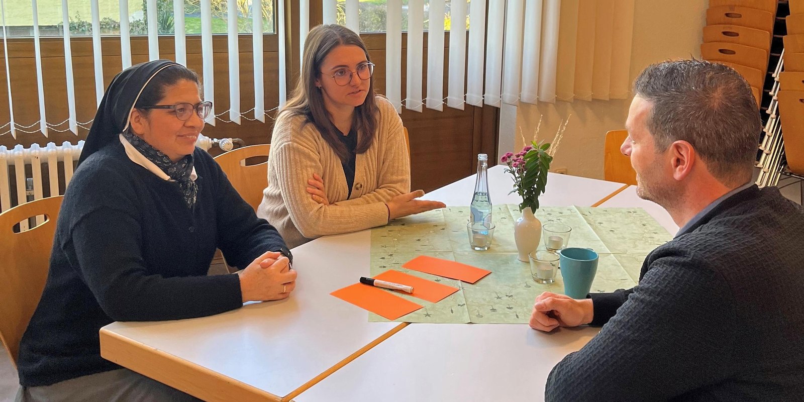 Titelbild zum News-Artikel „Auch in Kirche und bei Hilfswerken bewusster kommunizieren“