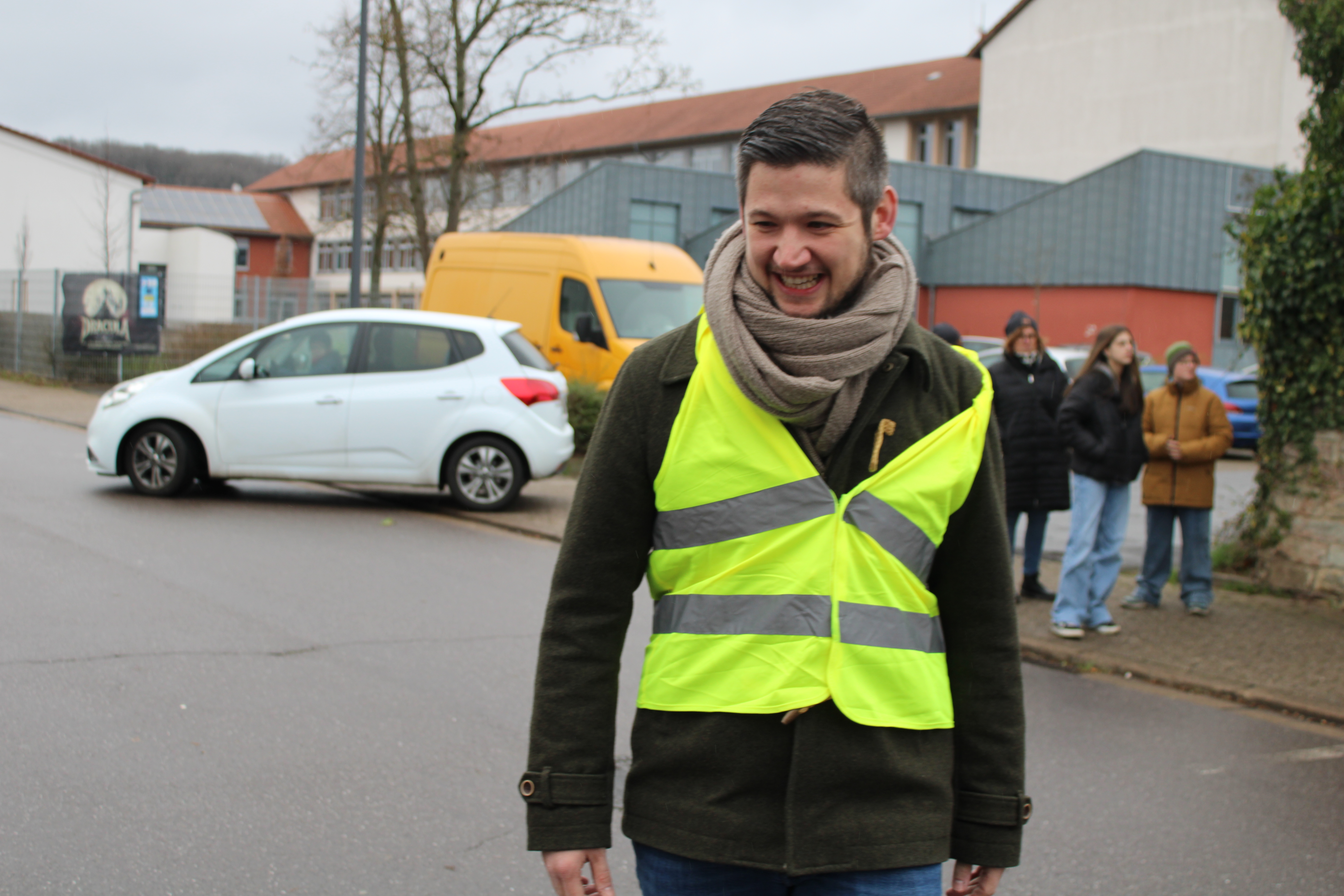 Benedikt Welter in gelber Warnweste, er begleitet die Sternsinger von der Kirche zum Mittagsprogramm 