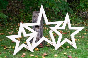 Drei Holzsterne in verschiedenen Größen